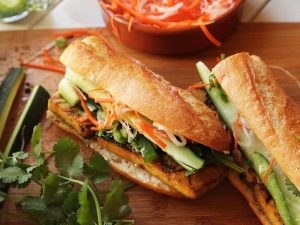 mon chay banh mi dau phu nuong xa