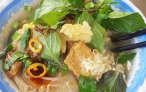 quan hu tieu trong khu am thuc chay xom gia duoc nhieu dan lao dong den an