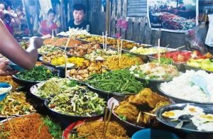 (pho am thuc chay o luang prabang-lao kha noi tieng duoc nhieu du khach biet den)