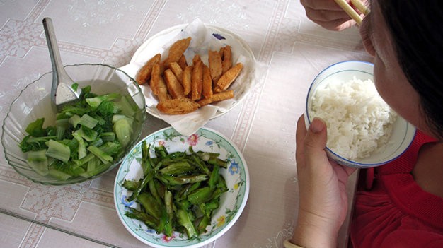 an chay giup tinh khi cua ban diem tinh hon, bot nong gian so voi an nhieu thit - anh: n.c.t.