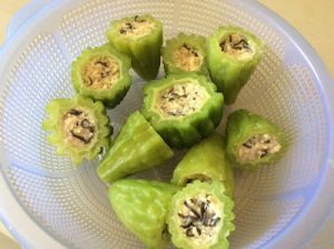 cach lam mon an chay: don hon hop dau hu tren vao tung khuc kho qua, an nhan cho chac va dinh lai voi nhau