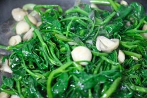 món chay rau muống xào tỏi