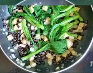 cho cai ngong vao xao cung cac nguyen lieu trong noi