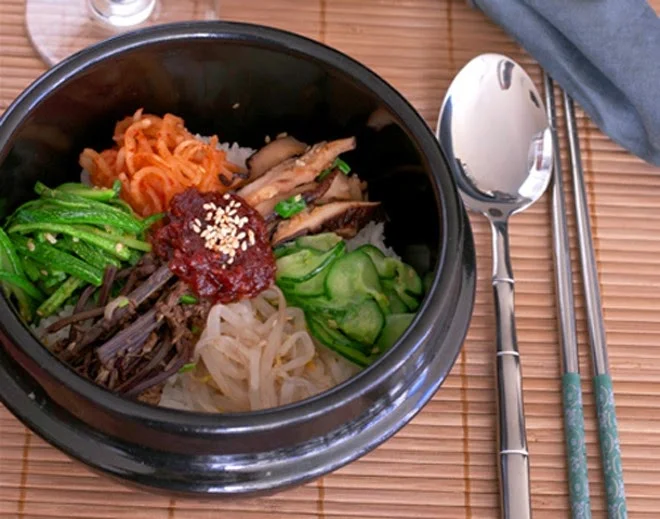 Cơm trộn chay kiểu Hàn Quốc trông rất bắt mắt với các loại rau củ quả đầy màu sắc com tron chay kieu han quoc trong rat bat mat voi cac loai rau cu qua day mau sac