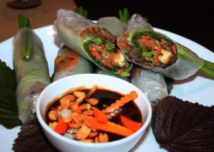 Gỏi cuốn chay ăn kèm tương đen