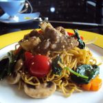 Mì sợi xào hành nấm chay