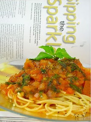 Mon chay mi spaghetti nấu xốt cà chua và thảo mộc