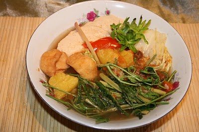 Mon chay canh chua khóm rau nhúc