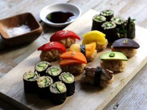 mon sushi gao lut rau qua cho nguoi an chay.