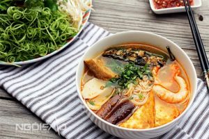 Voi cach chon nguyen lieu va trang tri nhu the nay chang ai co the nghi day la mon bun chay
