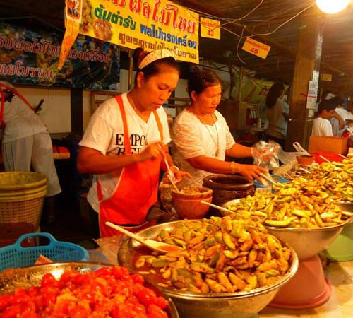 kham pha le hoi an chay rung ron o phuket