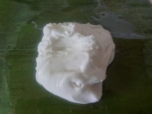 bot duoc nhoi voi nuoc nong khong co khoay