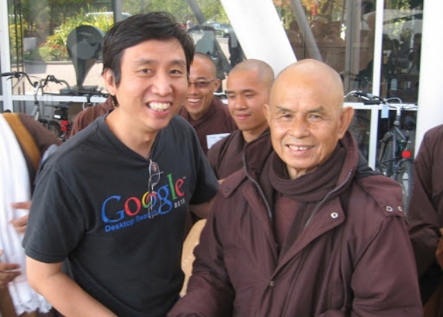 Chade-Meng Tan, người sáng lập chương trình tu học “Tìm trong chính mình” tại Google bên Thiền sư Nhất Hạnh chade meng tan nguoi sang lap chuong trinh du hoc tim trong chinh minh tai google ben thien su nhat hanh