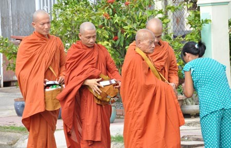 Anh Nguyễn Mạnh Hùng (thứ hai từ trái sang) trong một chuyến khất thực. Ảnh nhân vật cung cấp