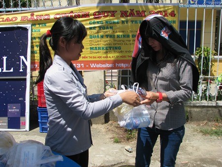 cac thi sinh nhan com mien phi