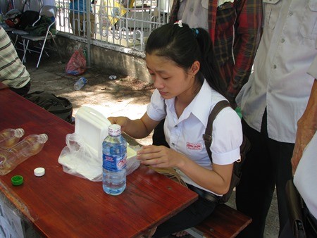 mot thi sinh nhan com va an ngay tai cho