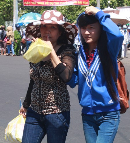 voi nhung phu huynh o que len pho thi phan com chay tiet kiem duoc mot phan chi phi trong nhung ngay dua con di thi