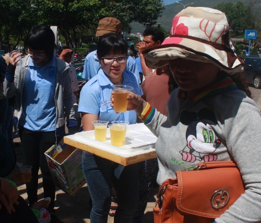 tinh nguyen vien be tra da den moi tung phu huynh