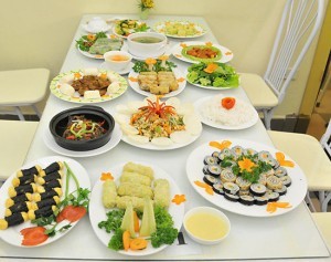 ban tiec cuoi chay voi cac mon chay don gian ma ngon mieng