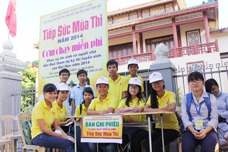 cac tinh nguyen vien cua chuong trinh com chay mien phi luon san sang giup do thi sinh